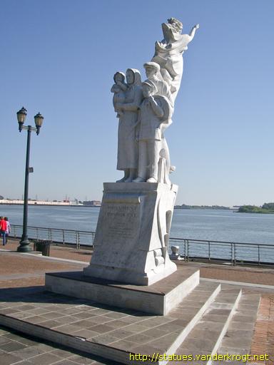 New Orleans /  Monument to the Immigrant