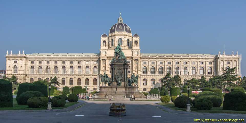 Wien - Fassadenstatuen des Naturhistorisches Museums