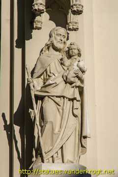 Wien - Heiligenstatuen an der Pfarrkirche Maria Hietzing