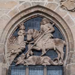 Tübingen - Skulpturen in der Maßwerkfenster