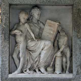 Justus von Liebig (München) - relief on pedestal