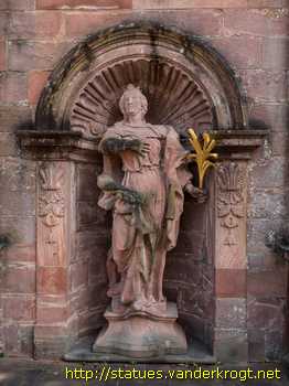 Amorbach - Fassadenstatuen an der Abteikirche