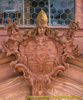 Amorbach - Fassadenstatuen an der Abteikirche