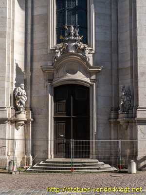 Eichstätt - Statuen am Westfassade des Domes