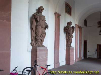 Darmstadt - Allegorische Figuren am Schloßfassade