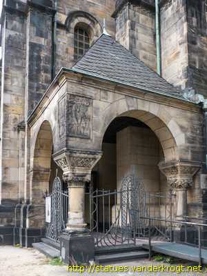 Hannover - Skulpturen an der Markuskirche