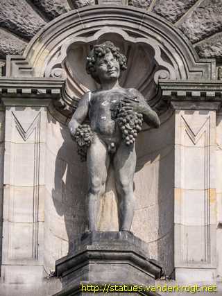 Hannover - Skulpturen an der Südfassade des Neuen Rathauses
