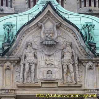 Hannover - Skulpturen an der Nordfassade des Neuen Rathauses