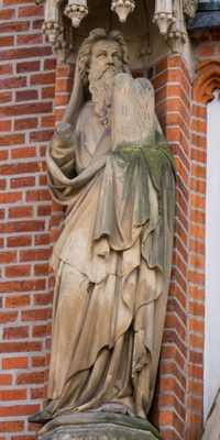 Hannover - Skulpturen an der Christuskirche