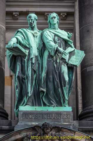 Berlin - Statuen der Vier Evangelisten am Dom