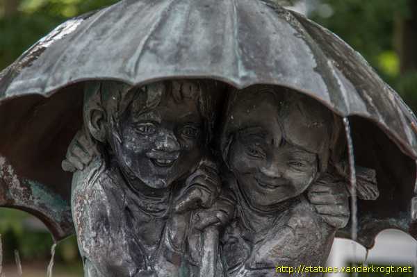 Binz - Kinder unterm Regenschirm