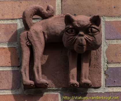 Rostock - Greif, Frau am Fenster, Katze, Maus und Eule