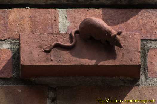 Rostock - Greif, Frau am Fenster, Katze, Maus und Eule