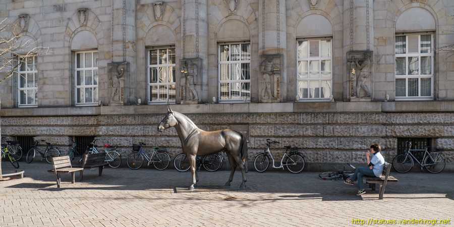 Oldenburg - Donnerhall: Pferde-Plastik