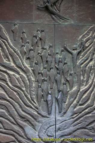 Hildesheim - Bronzetür der St. Andreas-Kirche: Errettung am Schilfmeer