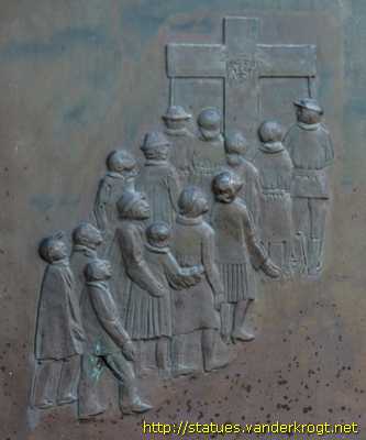 Hürtgen - Bronzetür mit Buchstabenkreuz