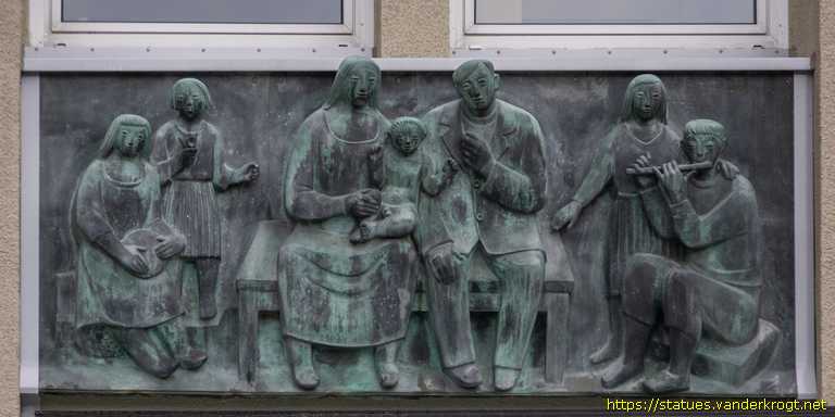 Gelsenkirchen-Buer - Relief "Arbeit, Familie und Kunst"