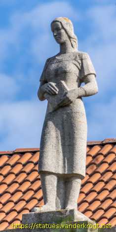 Dessau - Vier Statuen von Männern und Frauen