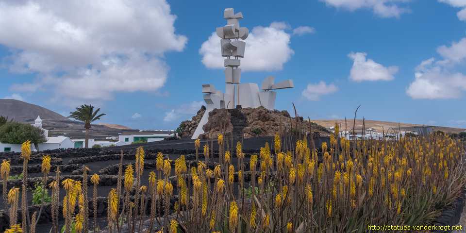 San Bartolomé - Monumento a la Fecundidad (Monumento al Campesino)