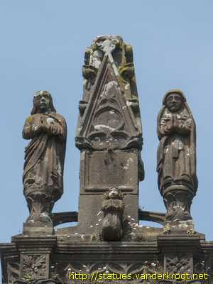 Lampaul-Guimiliau - Saints à l'extérieur de l'église Notre-Dame