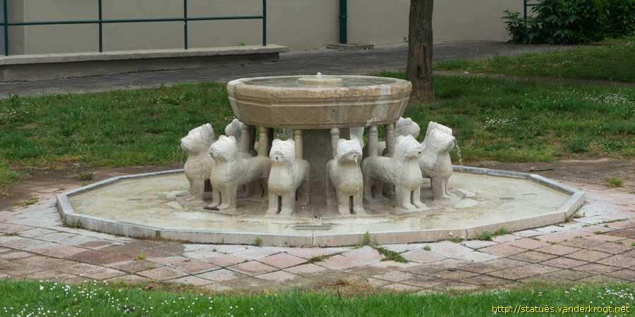 Barentin - Fontaine aux lions