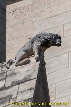 Lyon - Sculptures aux contreforts nord de la Cathédrale