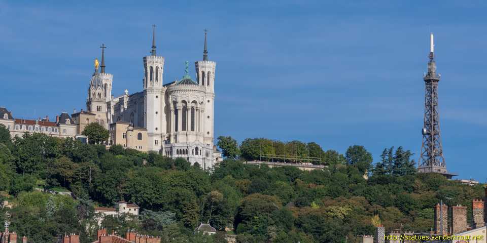 Lyon - Statues et reliefs à la Basilique Notre-Dame-de-Fourvière