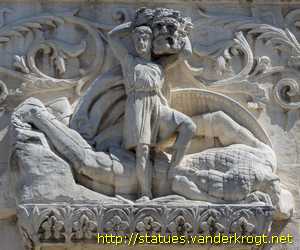 Lyon - Statues et reliefs à la Basilique Notre-Dame-de-Fourvière