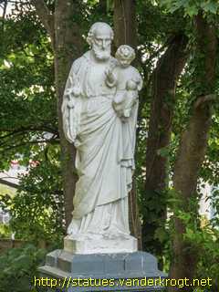 Clifden - An Clochán / Saints' statues around St. Joseph's Church