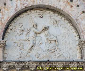 Lucca - Sculture alla Chiesa di Santa Maria Forisportam