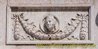 Lisboa - Esculturas na fachada do Teatro Nacional Dona Maria II