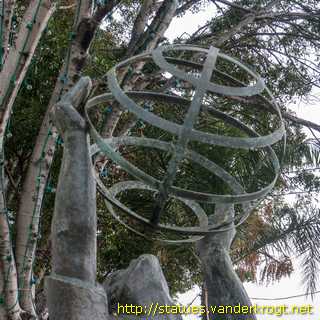 Funchal - Monumento ao Emigrante Madeirense